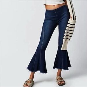 We The Free Crvy Last Dance Crop Flare Raw Hem Pull On Dark Wash Jeans 28 nwt